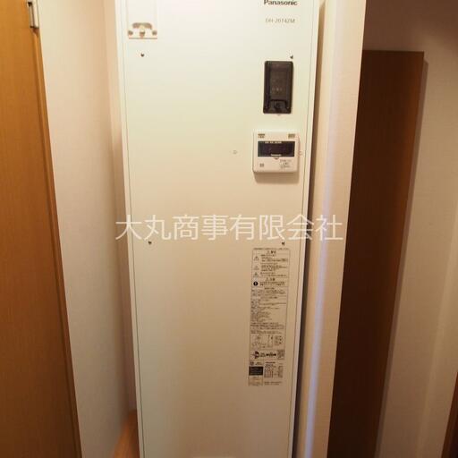 玄関横の電気温水器 ここでお湯を沸かします(パナソニック製)