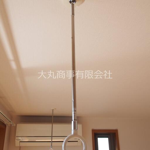 室内物干機(ホスクリーン) 竿を通せば室内干しができます