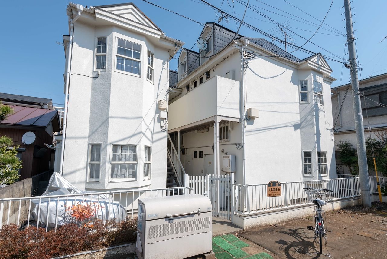 柴崎町の住宅街に建つ単身向けアパート