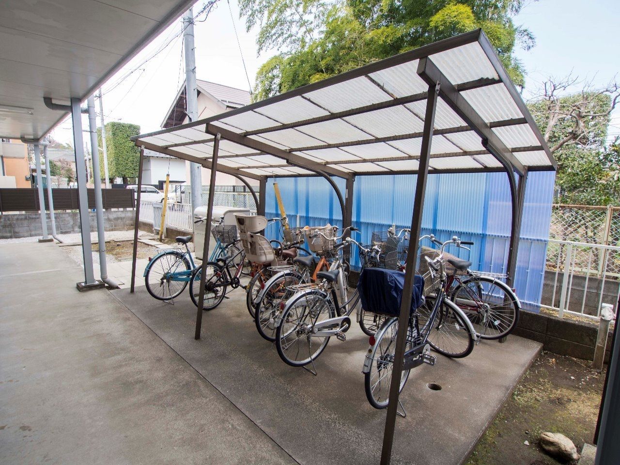 自転車置場 屋根付きの自転車置場