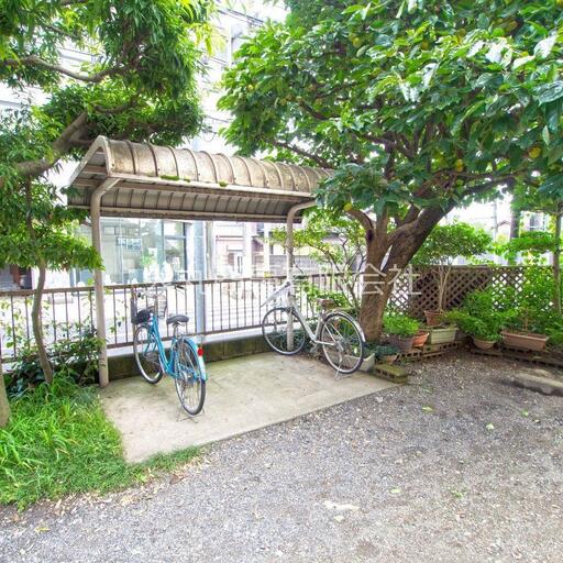 敷地内駐輪場 屋根付駐輪場で大切な自転車を濡らしません