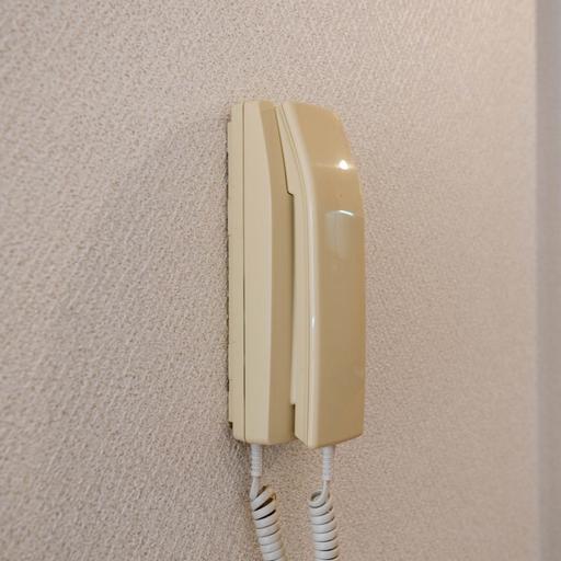 室内のインターホン受話器 室内にいながら来訪者と会話が可能