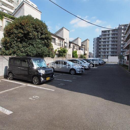 ソリドール立川の駐車場 建物北側の敷地内駐車場