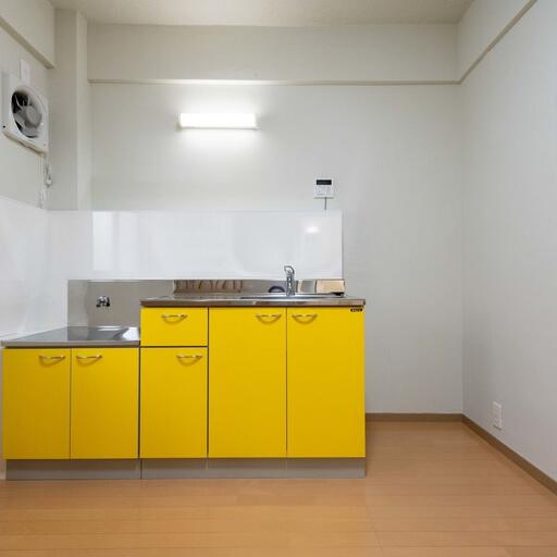 キッチン流し台 黄色がアクセントになったキッチン