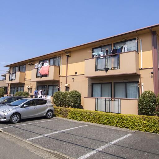 建物前面には駐車場 アスファルト舗装の駐車場完備(別契約)