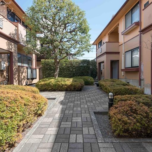 手入れされた中庭 建物へのアプローチにもなっています