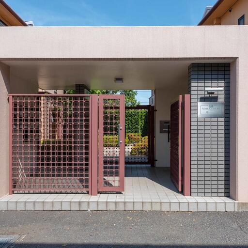 建物敷地入口 門扉があるセキュリティーに配慮した建物
