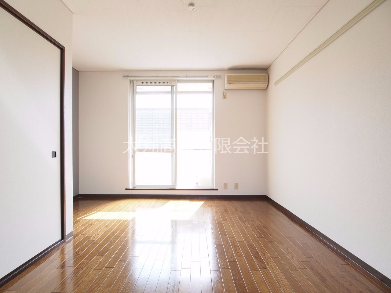 7帖洋室 南向きの居室は陽当りの良好