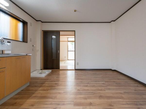 LDKの床はフロアタイル フローリングのような雰囲気の床材