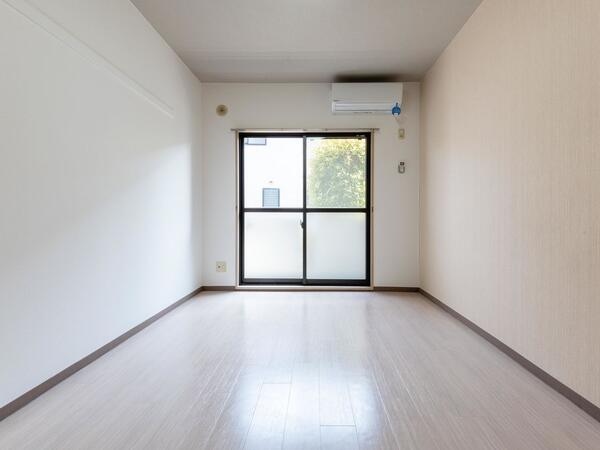 7.5帖の洋室 各壁・天井のクロス色に変化をつけたお部屋
