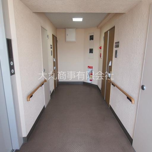 8階の共用廊下 内廊下型の共用廊下で1フロア2住戸の建物