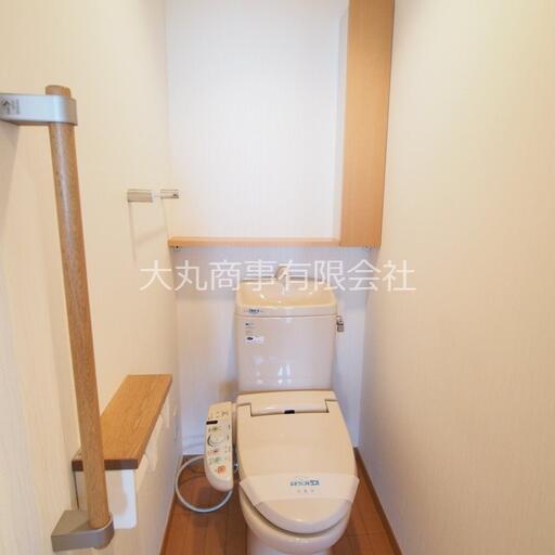 温水洗浄便座付トイレ トイレットペーパーのストッカーもあります
