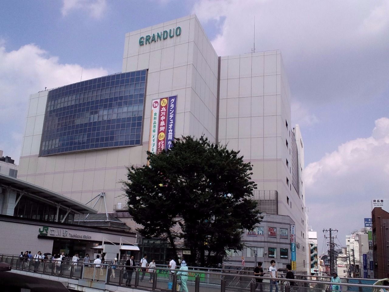 グランデュオ立川 ファッションから食品までそろう駅ビル
