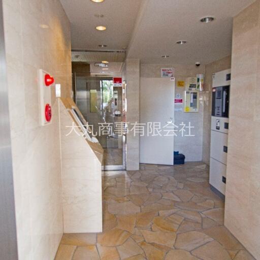 エントランスホール エントランスを入ると石畳の落ち着いた雰囲気が漂います
