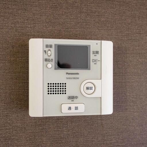 室内のインターホン受話器 エントランスの来訪者確認が可能
