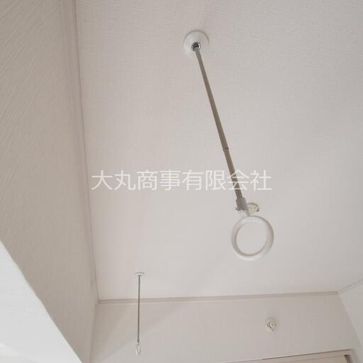 室内物干し機 南側洋室に設置。物干竿を通すと室内干しが可能になります