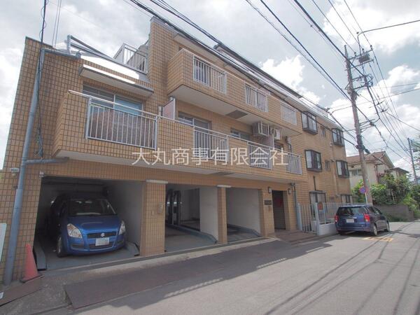 マンション三幸 正面はタイル張りで鉄筋コンクリート造の建物