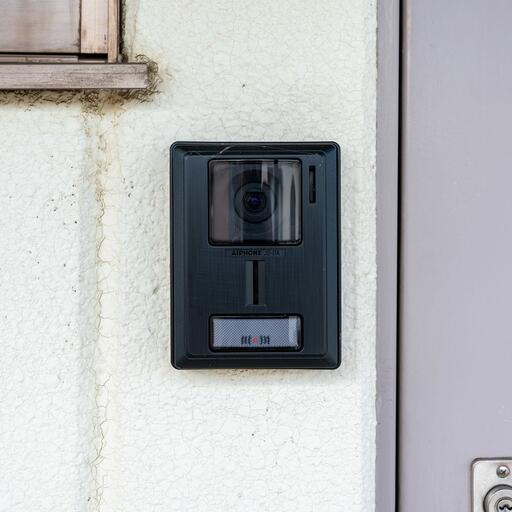 玄関外のインターホン カメラ付で安心