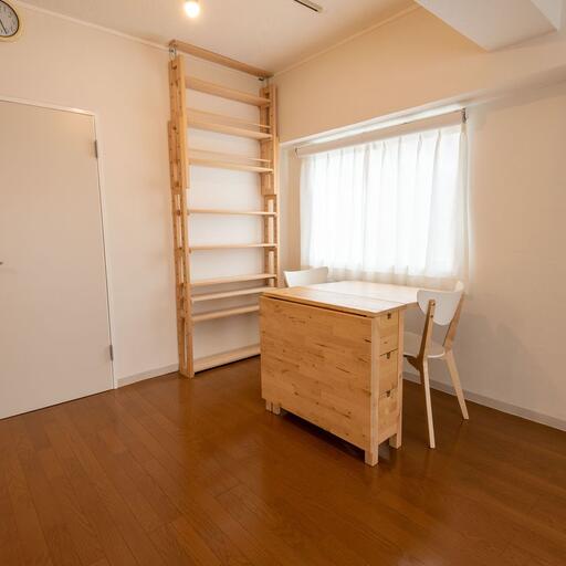 突っ張り棚とダイニングテーブル 引越した当日からあると便利