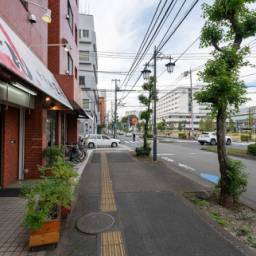 片側1車線のバス通り沿い