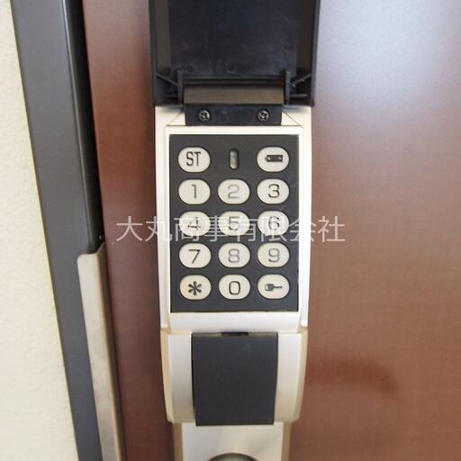 玄関のテンキーロック EDロックで自由に番号設定ができます