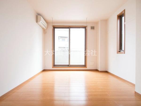 8帖の洋室 東向きのお部屋で朝の目覚めもスッキリ