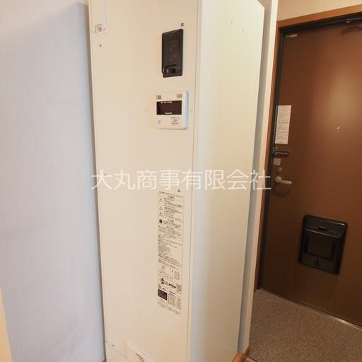 玄関横の電気温水器 ここでお湯を沸かします(パナソニック製)