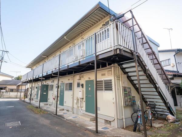 諏訪の森ハイツ 外観 諏訪通りに面した2階建ての建物