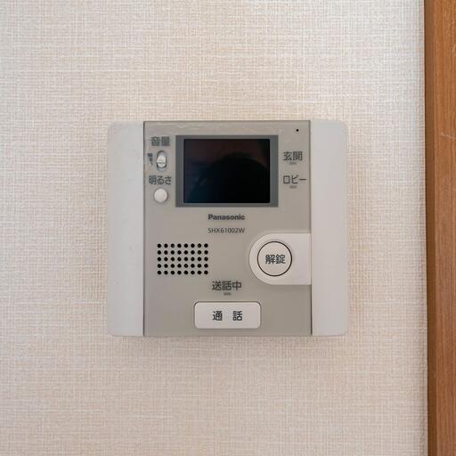 室内のインターホン受話器 建物エントランスの来訪者は画面で確認可能
