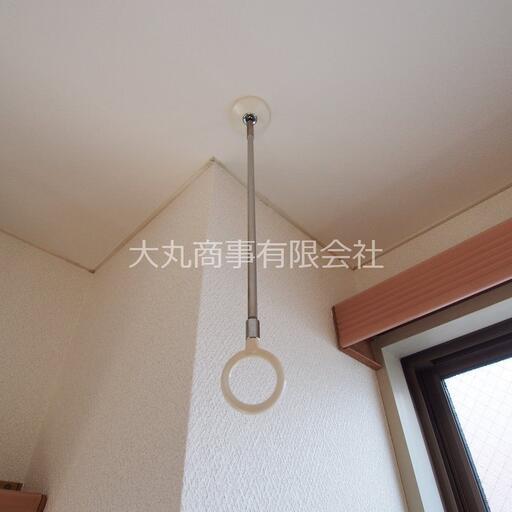 室内物干機 竿を通せば室内干しが可能