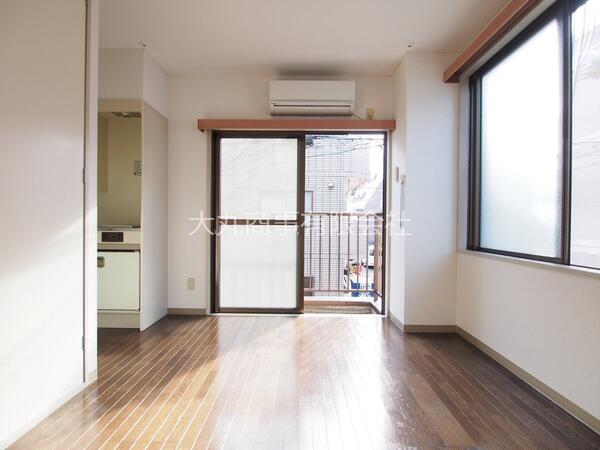 6帖の洋室 お部屋は南西角部屋、2面採光で陽当り良好