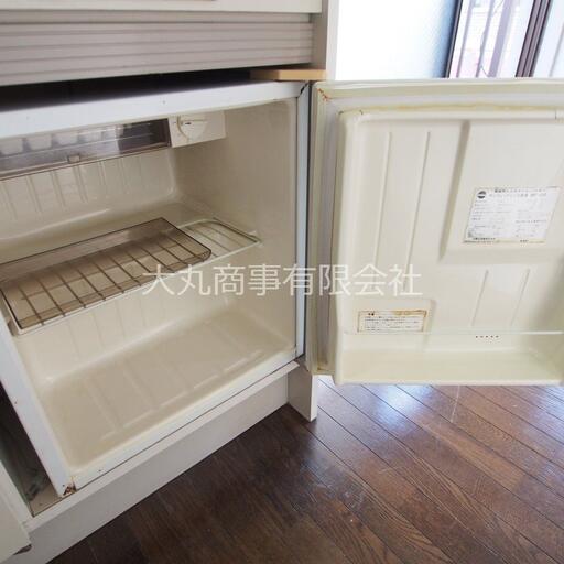 キッチン下のミニ冷蔵庫 容量は大きくないですが、飲料やちょっとした食材を保管可能