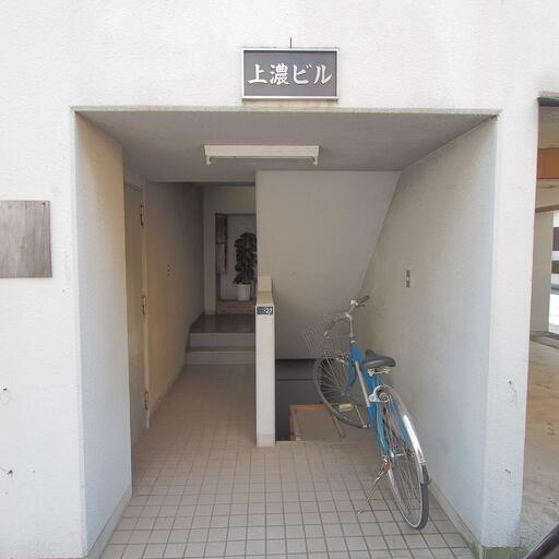 上濃ビル入口 整理された建物エントランス