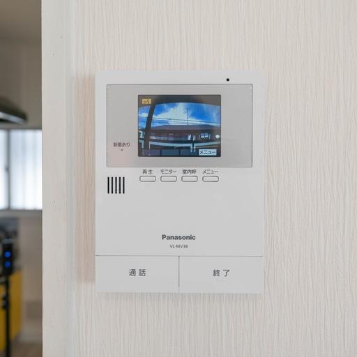 室内のインターホン受話器 モニター付で来訪者の確認が可能
