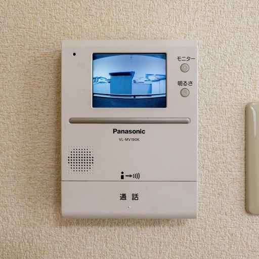 室内のインターホン受話器 モニターで来訪者の姿が確認可能