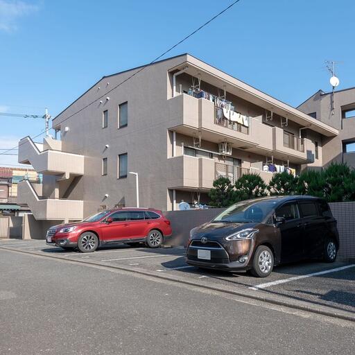 敷地内の駐車場 建物のすぐ脇にある専用駐車場(有料)