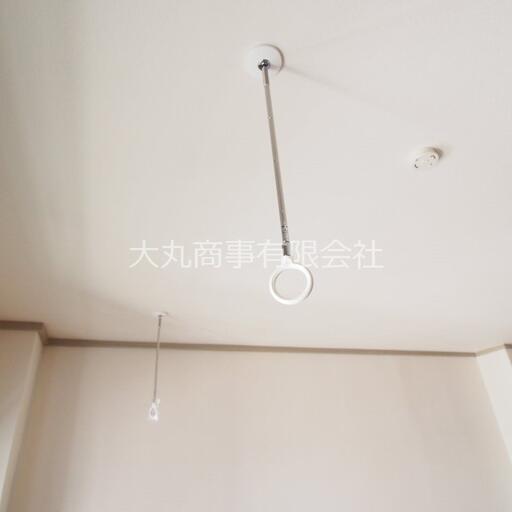 室内物干機 竿を通せば室内干しができる、ひとり暮らしの強い味方。