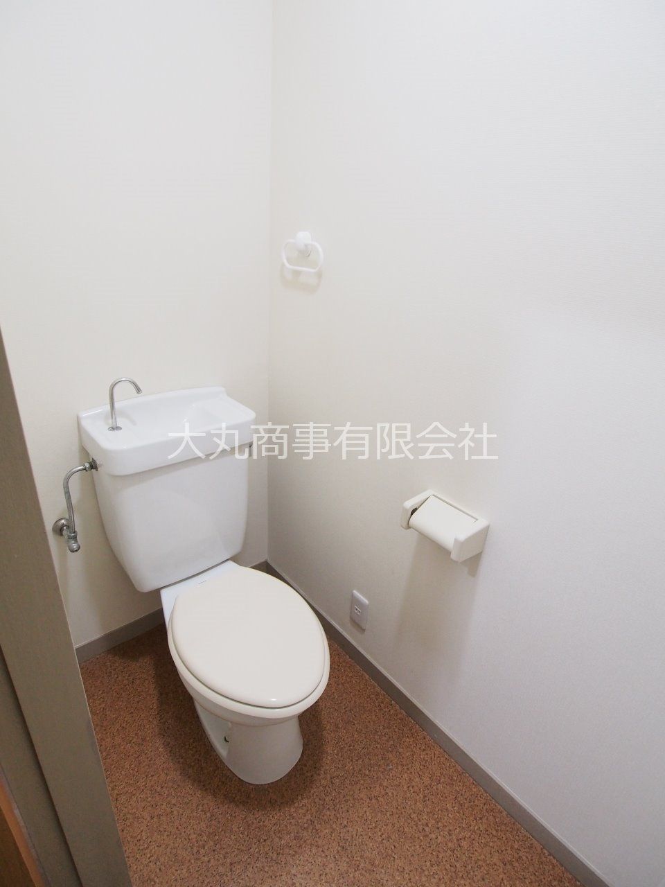 トイレ ご自身で温水洗浄便座を追加できるようにコンセントもあります