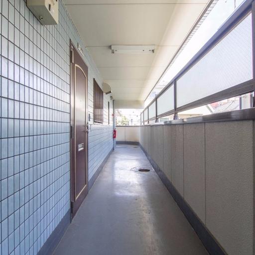 Nハイツ共用廊下 清掃の行き届いた共用部分