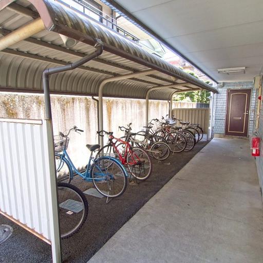 建物北側の自転車置場 屋根のある自転車置場で大切な自転車を守ります