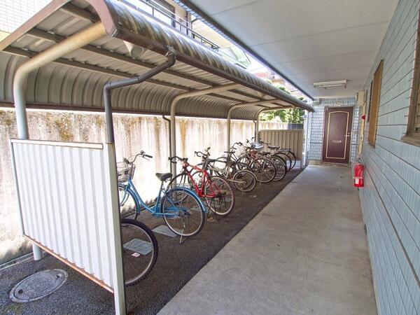 建物北側の自転車置場 屋根のある自転車置場で大切な自転車を守ります