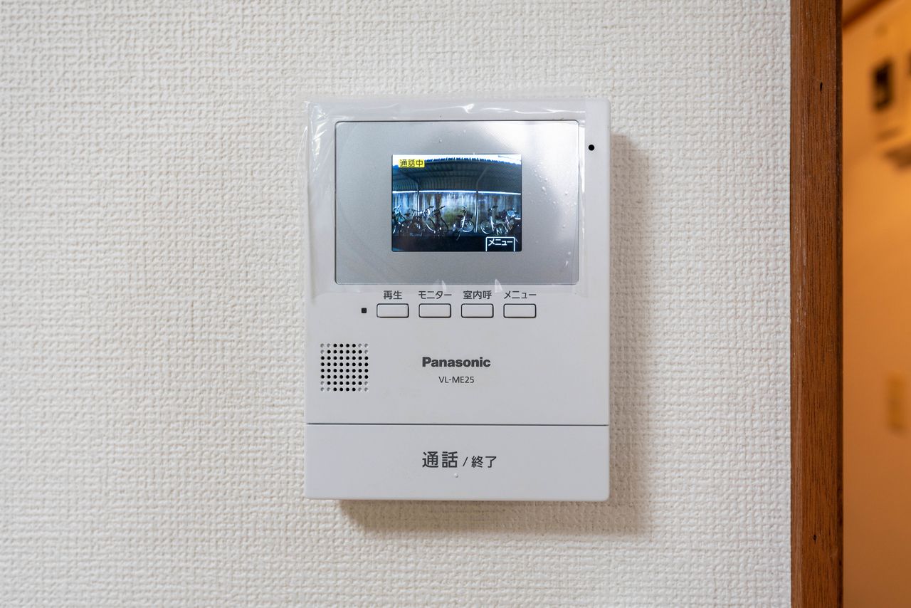 室内のインターホン受話器 モニター付で来訪者の姿が確認可能(録画機能付)