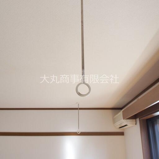 室内物干機(ホスクリーン) 物干竿を通すと室内干しができます