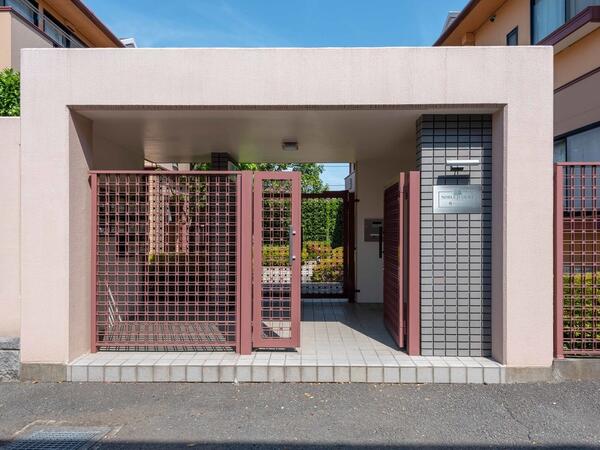 建物敷地入口 門扉があるセキュリティーに配慮した建物