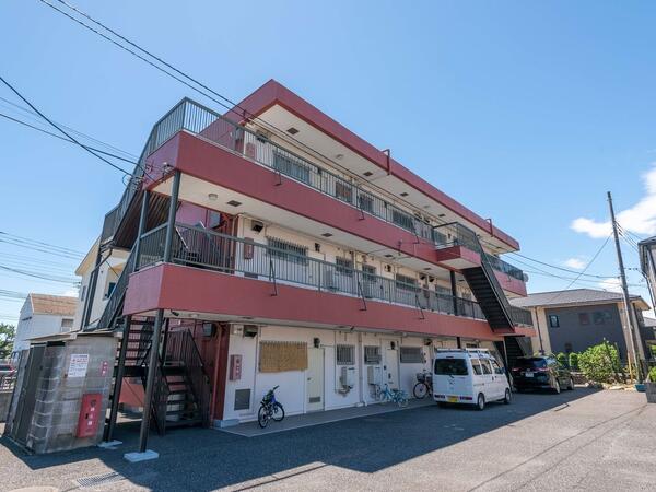 ゆとりのある敷地に建つ バイク駐車も相談可能なアパート