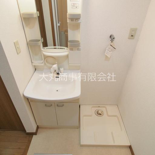 洗面台と洗濯機置場 コンパクトにまとめられた、洗面脱衣所