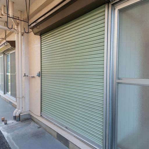 各窓にはシャッター雨戸 防犯にも有効なシャッター雨戸