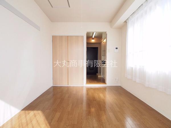 6帖洋室 南側窓から玄関方向