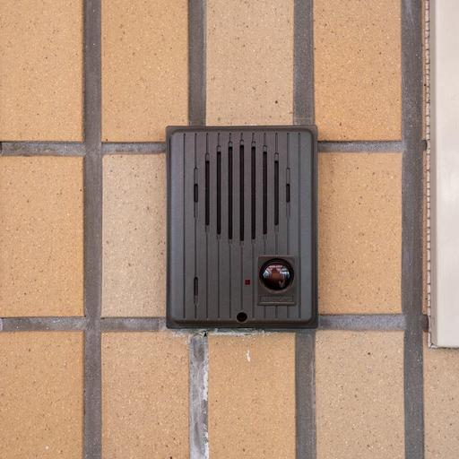インターホン 玄関外側に設置されたインターホン