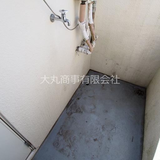室外の洗濯機置場 共用廊下にある洗濯機置場